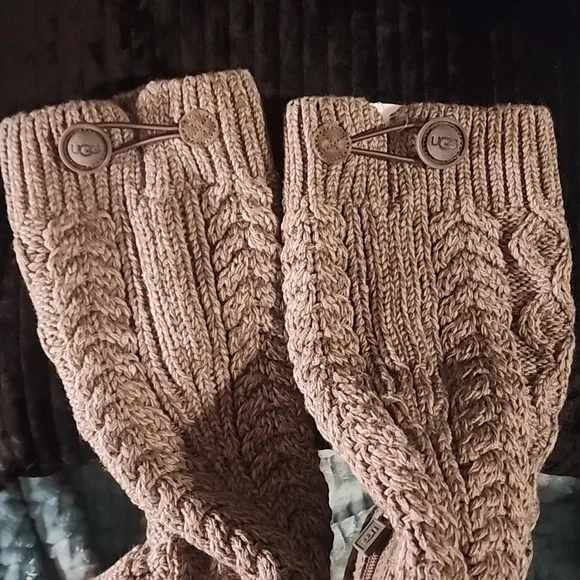 UGG Boots Big Girl Size 4 Gray Sweater Knit with buttons Zipper fur toes inside